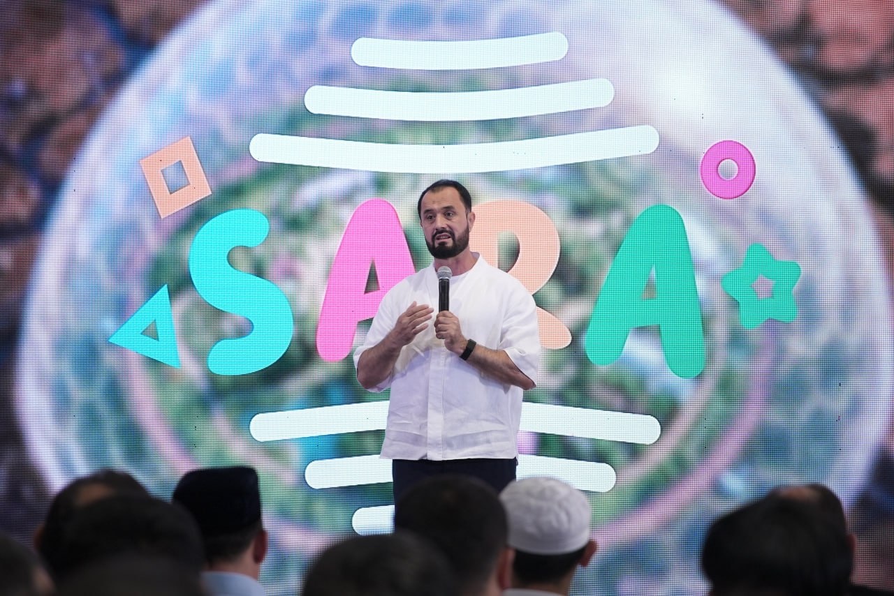 SARA logotipi fonida sahnadagi taqdimot